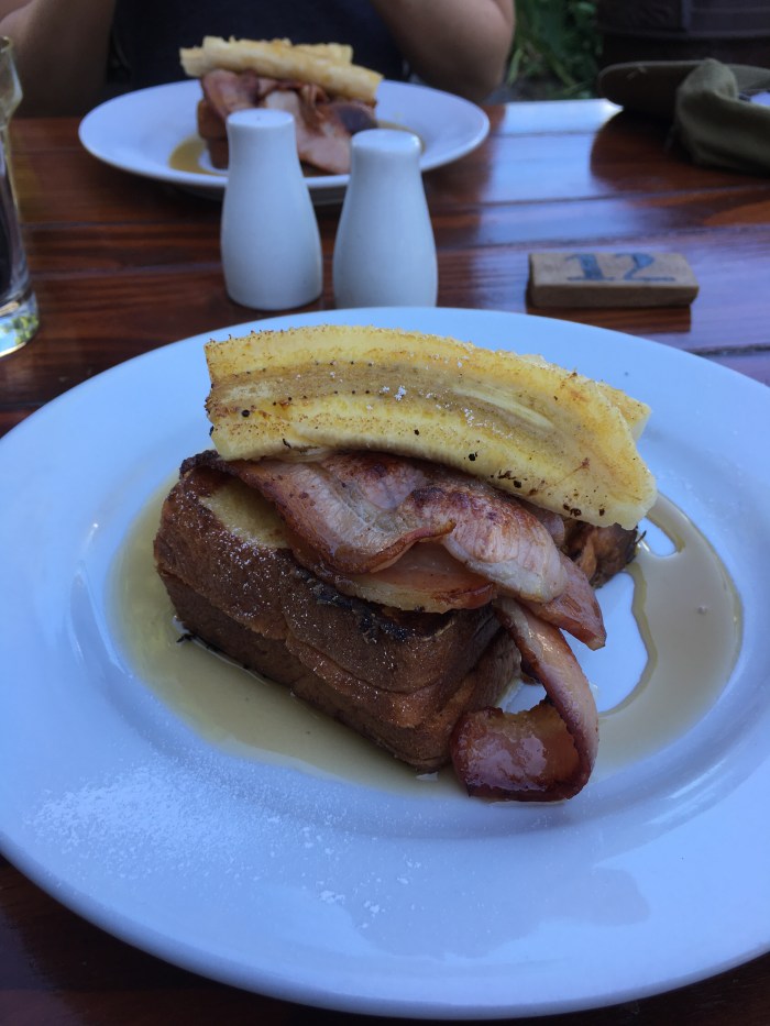 3 french toast in orange butter mit zimt bacon und banane